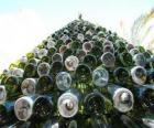 Елка сделана из 5000 переработанных бутылок